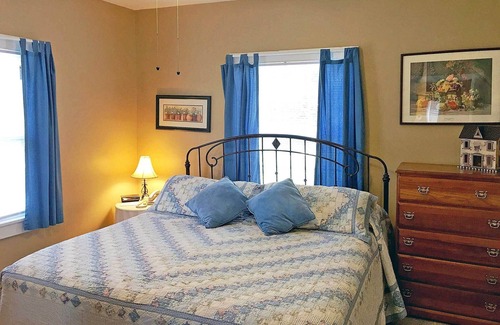 Flat Rock Cottage | The Waterlily Cottage-2 Bedrooms /2 bathroom cottage -located in Flat Rock,NC-