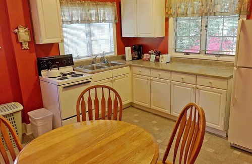 Flat Rock Cottage | The Waterlily Cottage-2 Bedrooms /2 bathroom cottage -located in Flat Rock,NC-