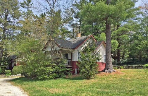 Flat Rock Cottage | The Waterlily Cottage-2 Bedrooms /2 bathroom cottage -located in Flat Rock,NC-