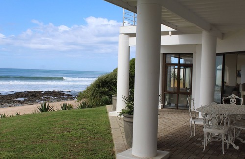Jeffreys Bay House | @The Waves beach accommodation with sea and mountain views!n7 Bedrooms