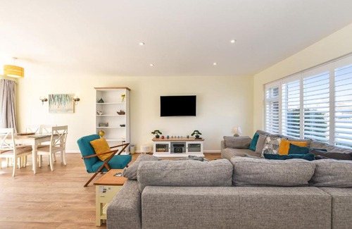 Rustington House | The Waves by inspirestays-com