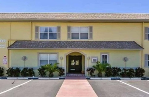 St. Pete Beach Condo | The Waves of St. Pete Beach FL-Roomy Condo