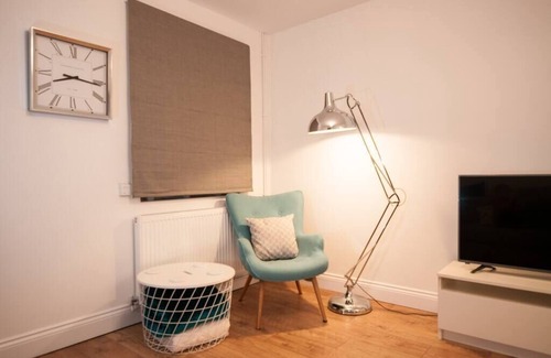 Burton on Trent House | The Wellington - Stylish 4-Bedroom Home for 8 Guests