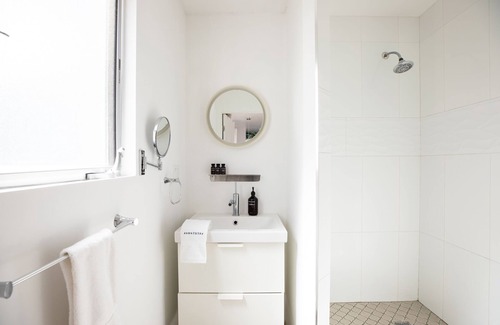 Tahquitz River Estates Hotel | The Wesley Studio 6 by AvantStay | Stylish Queen Studio w/Patio Access