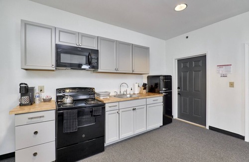 Central West End Hotel | The West End Hotel- 1 Bd Master Suite