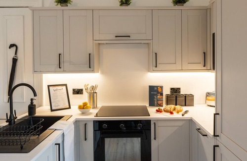 North West Apartment | The West End Retreat - 5 star Apartment