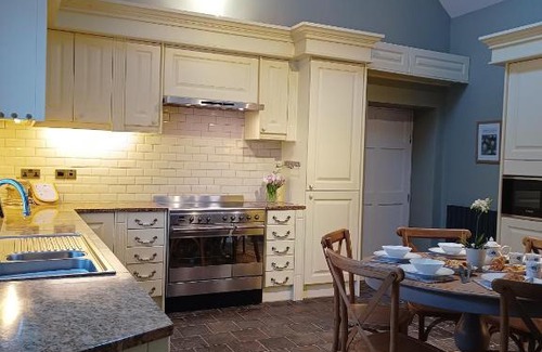 Denbigh House | The West Wing at Eriviat Hall Hot Tub