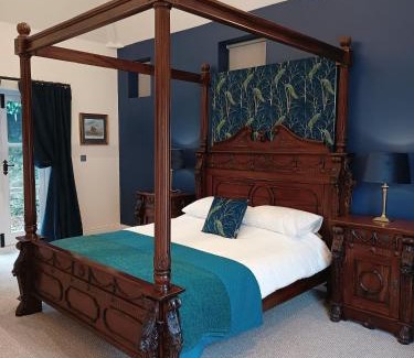 Denbigh House | The West Wing at Eriviat Hall Hot Tub