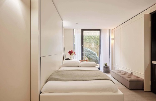 Shepherd's Bush Apartment | The Westlight: Bright LG Studio in White City