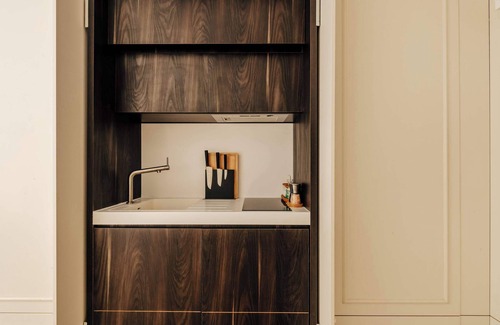 Shepherd's Bush Apartment | The Westlight: Bright LG Studio in White City