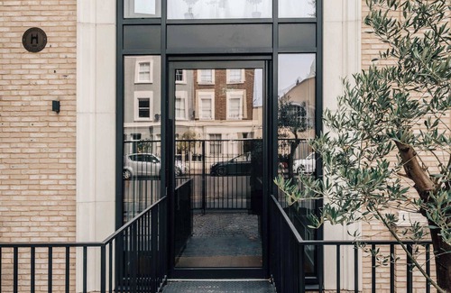 Shepherd's Bush Apartment | The Westlight: Bright LG Studio in White City