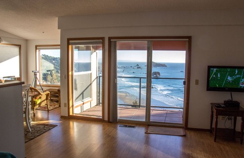 Brookings Condo | The Whale Watcher- 3rd story Condo with Ocean Views & Private Beach Access!