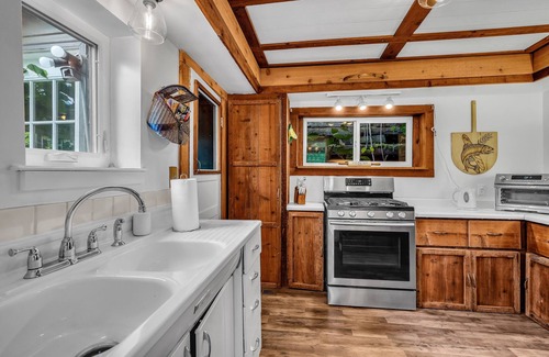 Kellogg Cabin | The Where We Roam Log Cabin - Walk to Town with Mountain Views!
