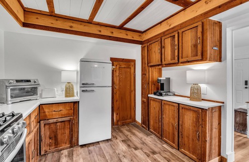Kellogg Cabin | The Where We Roam Log Cabin - Walk to Town with Mountain Views!