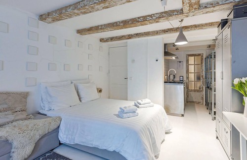 De Weteringschans Bed & Breakfast | The White Canal Studio in heart of Amsterdam
