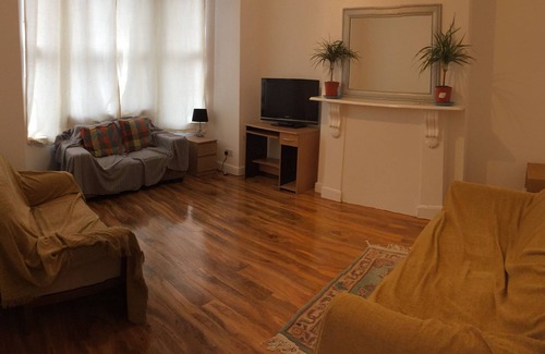 Cricklewood House | The White House 7 DOUBLE BED HOUSE FULLY-EQUIPPED