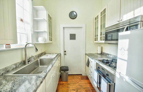 Gainesville Cottage | The White House, a charming 2-bedroom cottage in Downtown Gainesville