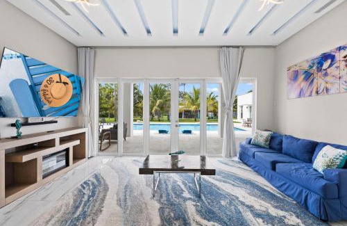 Princeton Villa | The White House of Miami Perfect for Families & Friends Close to Miami Beaches and the Keys West
