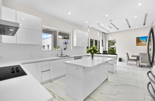 Princeton Villa | The White House of Miami Perfect for Families & Friends Close to Miami Beaches and the Keys West