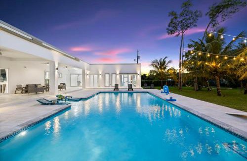 Princeton Villa | The White House of Miami Perfect for Families & Friends Close to Miami Beaches and the Keys West
