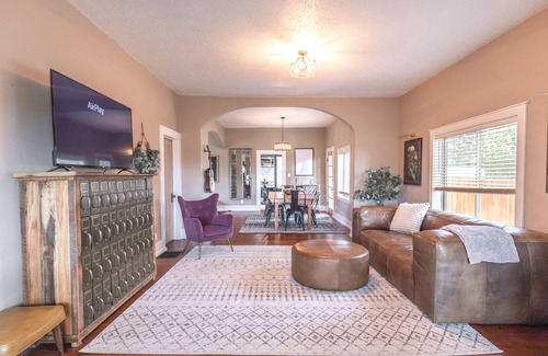 Paonia House | The White House on Niagara - Only 1 block from downtown with an orchard view!