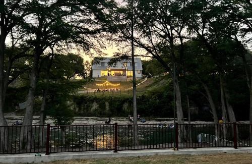 Canyon Lake House | The White House on the Horseshoe