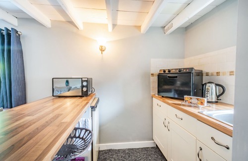 Kilnwick Cottage | THE WHITE HOUSE, pet friendly, with hot tub in Middleton On The Wolds