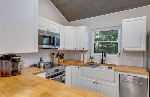 Eagleton Village Cabin | The White Lodge | 4BDR | Sleeps 8 with Fire Pit!