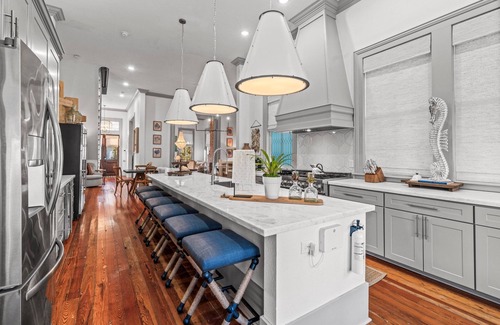 Galveston House | The White Pelican Inn-Trolley, a 5 Minute Walk, Stops at Seawall/Beach!