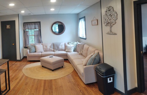 Brevard House | "The White Squirrels Townhouse" -step out to Main St.!
