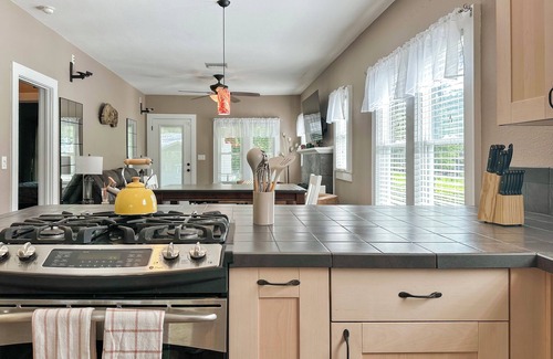 Ocala Cottage | The White Swan - Pool House - Pets Welcome