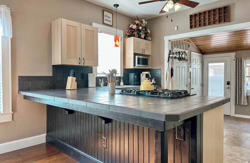 Ocala Cottage | The White Swan - Pool House - Pets Welcome