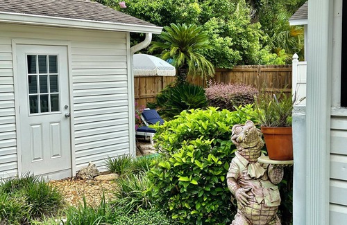 Ocala Cottage | The White Swan - Pool House - Pets Welcome