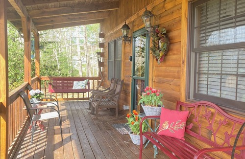 Lerona Cabin | The Whitetail a cozy cabin at Pipestem Place