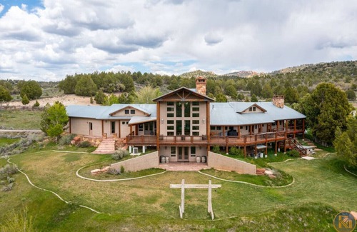 Alton House | The Wildflower, Lodge+guest cabins 26 people