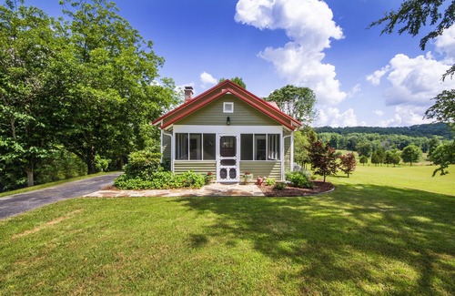 Knoxville Cabin | The Willox Cabin, Private Farm, 2 Bed 2 BA, 9 Miles to Downtown Knoxville & UT