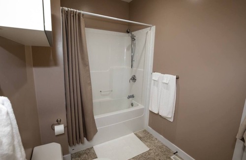 Parkland County Apartment | The Winding Road Homestead - 3 BDRM each has full ensuite; quiet,country retreat