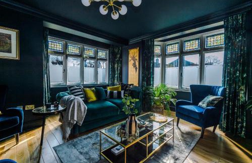 Old Windsor House | The Windsor Tapestries by Casa by Grace - Luxury 4 Bed Home, Sleeps up to 9, Hot Tub, Free Parking, Dog Friendly, Legoland, Windsor Castle