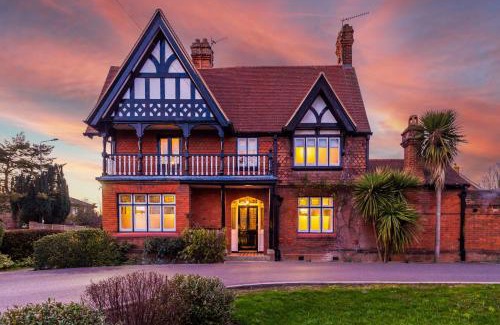 Old Windsor House | The Windsor Tapestries Retreat - Sleeps up to 9, Hot Tub, Free Parking, Dog Friendly