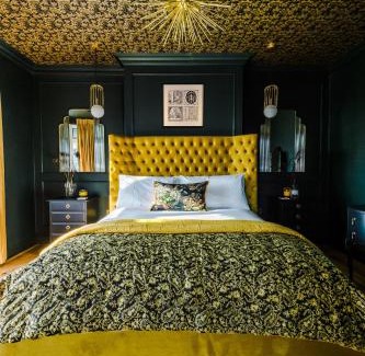 Old Windsor House | The Windsor Tapestries Retreat - Sleeps up to 9, Hot Tub, Free Parking, Dog Friendly