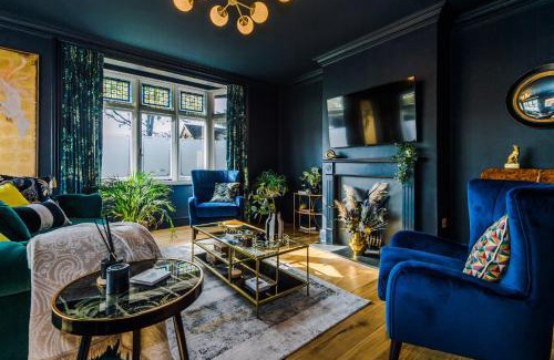 Old Windsor House | The Windsor Tapestries Retreat - Sleeps up to 9, Hot Tub, Free Parking, Dog Friendly