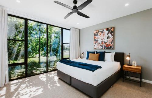 Bombira House | The Wine Manor - Lavish Poolside Living