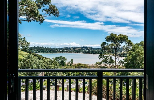 Omiha Cottage | THE WINEMAKERS COTTAGE | Coast & Country | WINTER DEAL - Stay for 3, Pay for 2