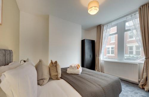 Fenham House | The Wingrove Retreat by Week2Week Contractor & Business Travel Stays