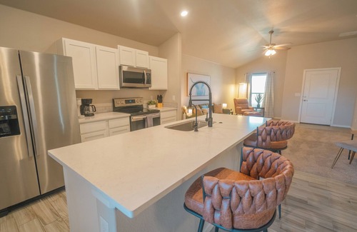 Lubbock House | The Winsome Western - HotTub - Fire Pit - PingPong