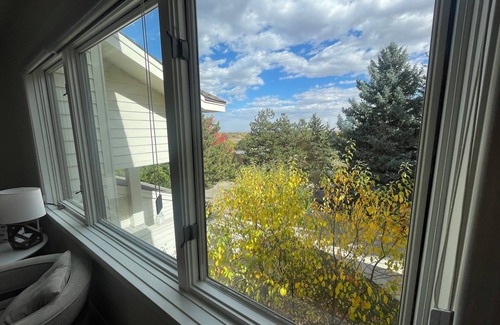 Wonderland Hills House | The Wonderland Retreat- Open Space + Lake view. Close to town & trails. Pool.