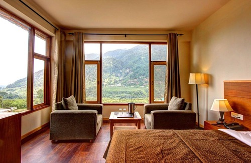 Manali Hotel | The Woodbine is situated amongst lofty evergreens and sublime Peaks.