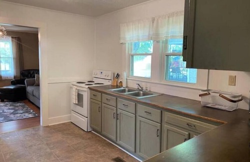 Buena Vista Cottage | The Woodland Cottage charming 2 bedoom one bath with deck on back, covered front