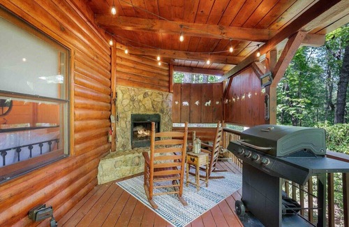 Ellijay Cabin | The Woods At Whitetail Ridge- 2 fireplaces-