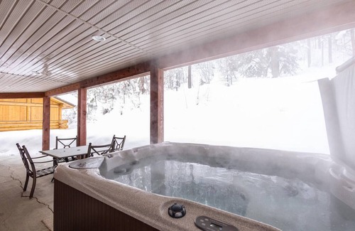 East Kootenay House | The Woods by Simply Kimberley | Mountain Chic and Serene